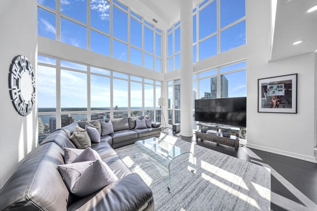 Building Photo - 10 Capreol Ct