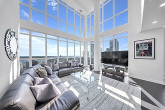 Building Photo - 10 Capreol Ct