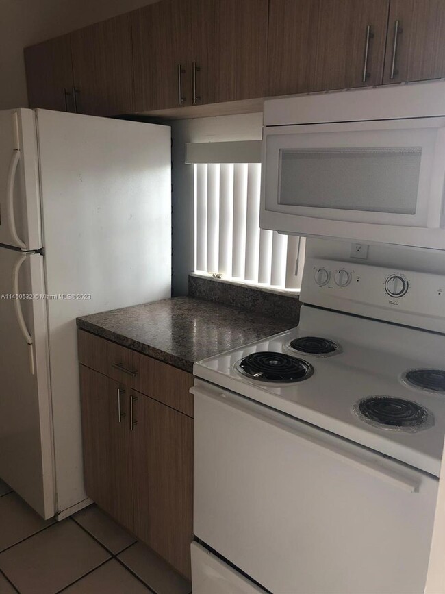 Foto del edificio - 8550 N Sherman Cir