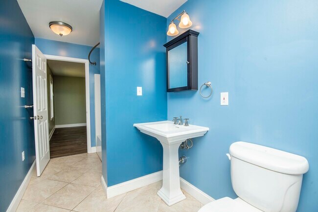 Building Photo - 3411 Harvey Dr NE