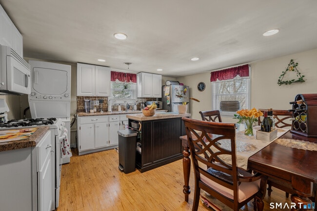 Foto del edificio - 349 Naubuc Ave