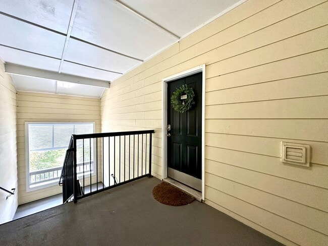 Building Photo - 2 Bedroom, 1 Bath Condo in The Concord West of the Ashley!