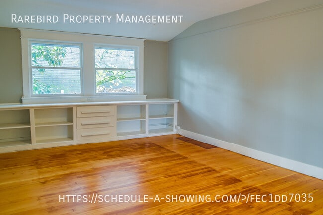 Building Photo - Stunning 1bd/1bath upstairs unit in N Port...