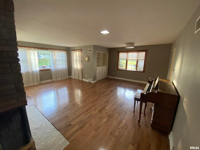 Building Photo - 804 Crestview Dr