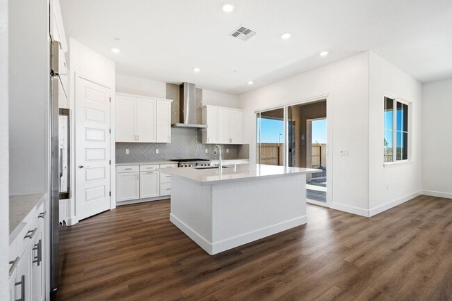 Building Photo - Stunning New Build!