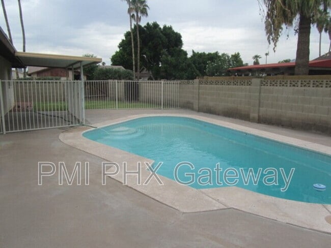 Photo - 1306 E Fremont Dr House