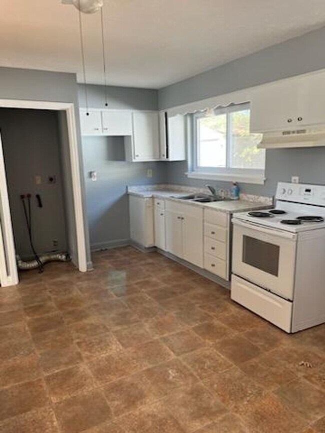 Building Photo - Nice 3 Bedroom 1 Bathroom Ranch