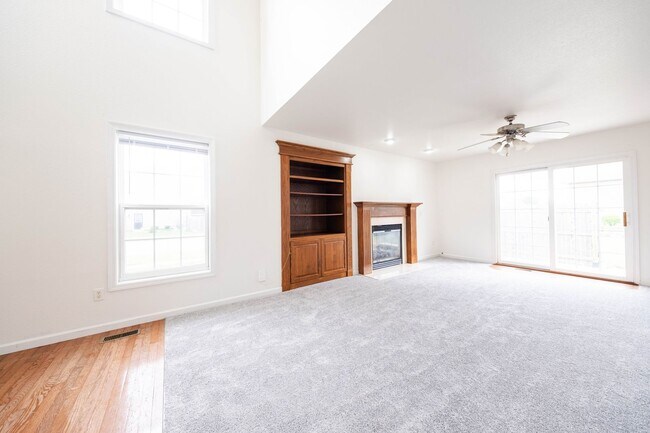 Foto del edificio - 3 BED / 2.5 BATH TOWNHOUSE IN PRAIRIE FIEL...