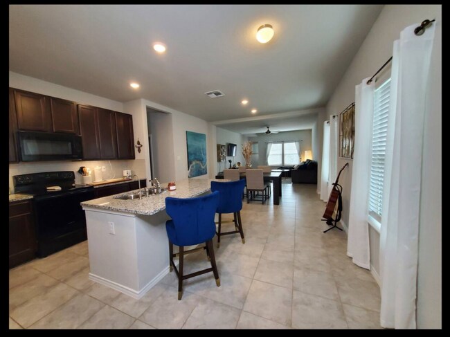 Foto del edificio - Modern 3-Bed Home with Island Kitchen, Private Patio, and Fenced Yard in Converse