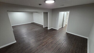 Building Photo - 7235 Glenview Dr