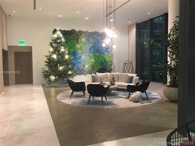 Foto del edificio - 650 NE 32nd St