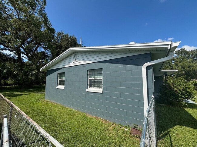 Building Photo - 695 Cornelia Ct