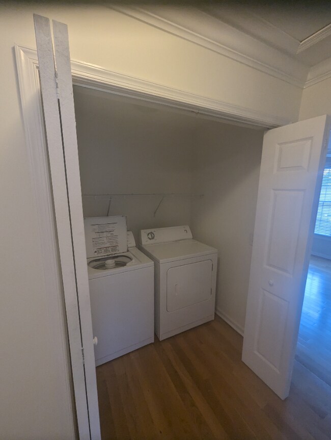 Building Photo - 2 BD Townhouse in Downtown Charleston- 1st...