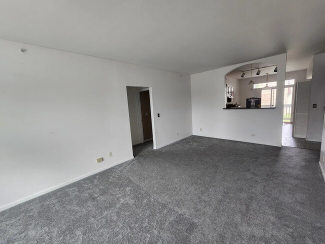 Building Photo - 149 N Waters Edge Dr