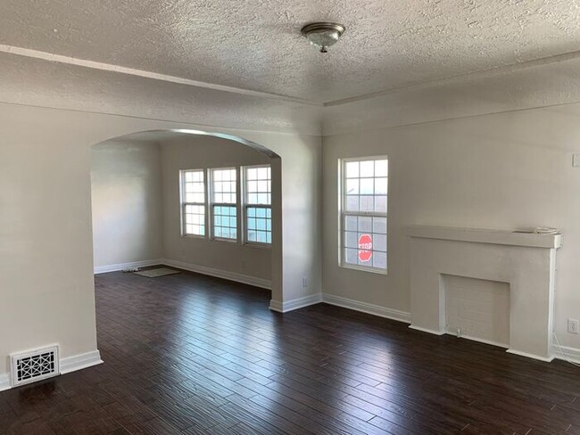 Building Photo - CUTE Side-by-Side 2 Story Duplex