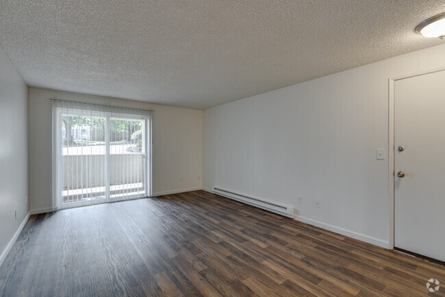 2 habitaciones, 1 baño - 900 pies cuadrados - Sala de estar - Creekside Commons Apartments