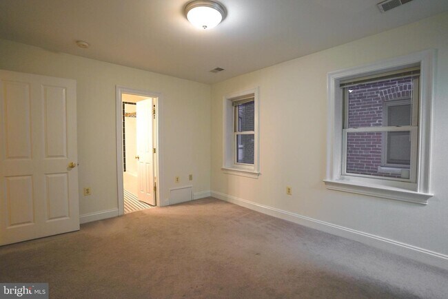 Building Photo - 1515 Park Rd NW