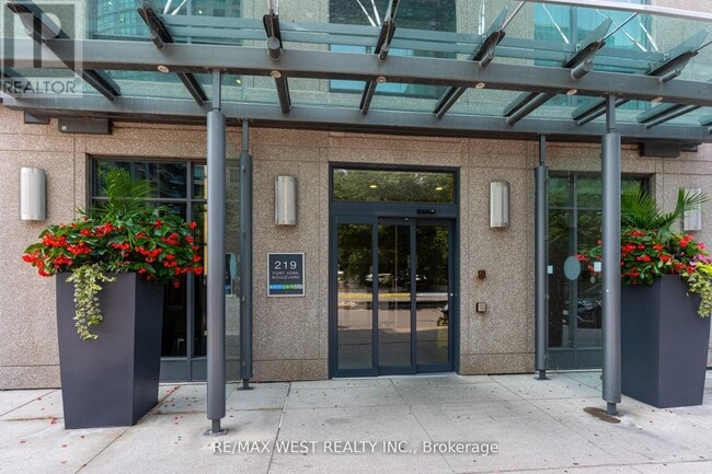 Building Photo - 219-1219 Fort York Blvd