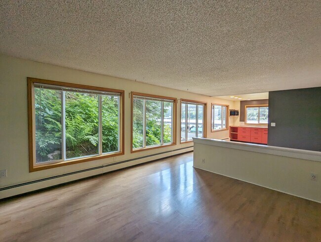 Foto del edificio - Channel View Aurora Arms Condo, Unfurished...