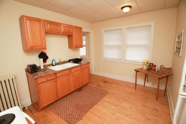 Building Photo - 3029 N Farwell Ave