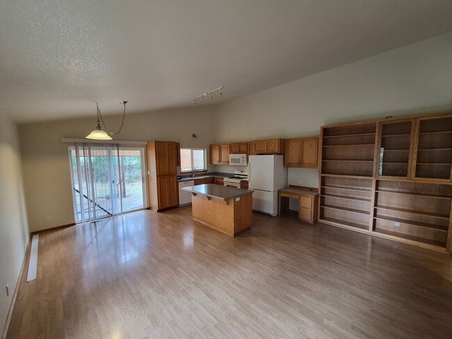 Building Photo - 3BR/2BA NE Bend Home