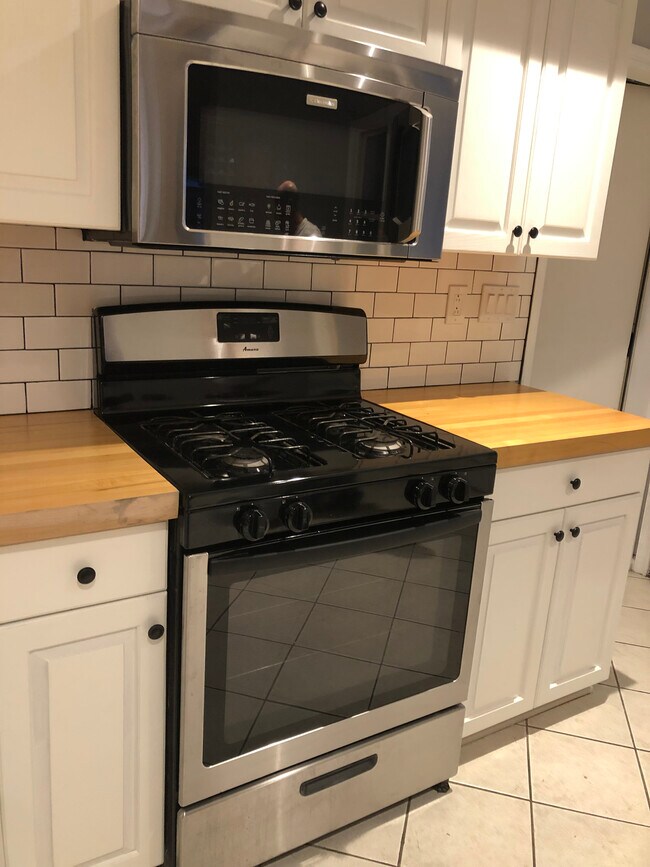 Gas range - 65 Howard St