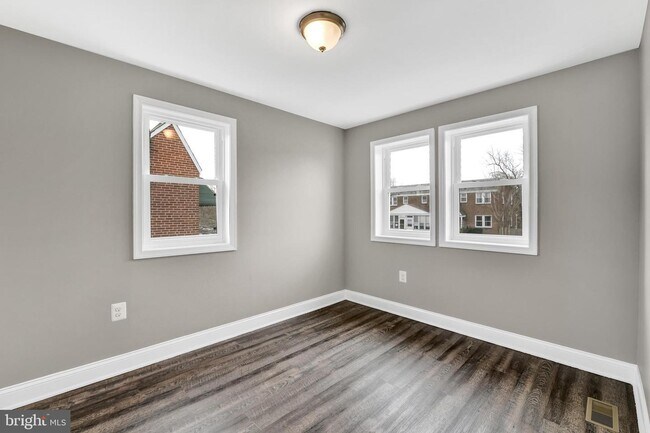 Building Photo - 170 W Meadow Rd