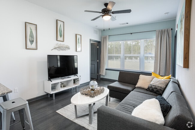 3BR, 3BA - 1,134SF - Living room - Bellamy Daytona (new) Apartments