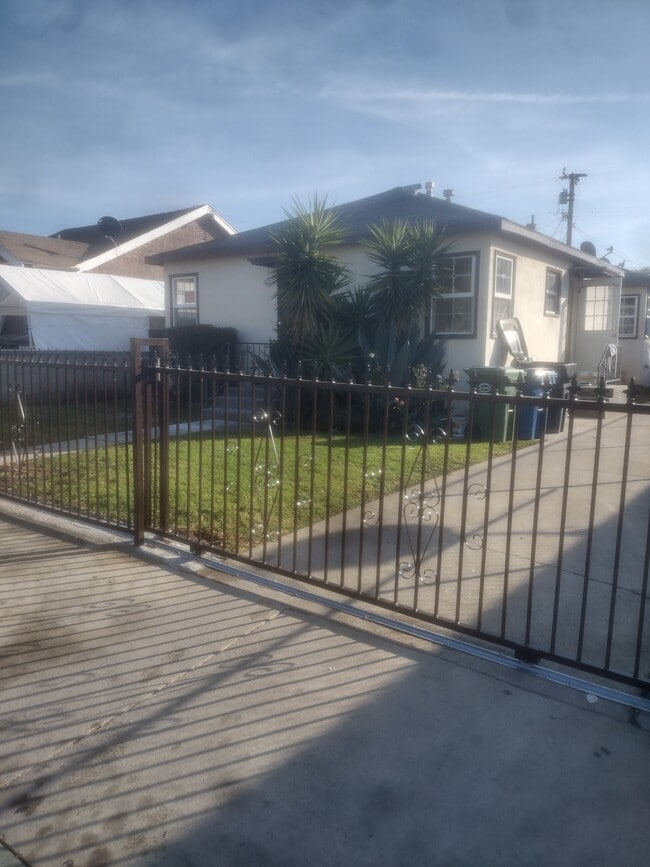 New gate with Keyes - 652 School Ave