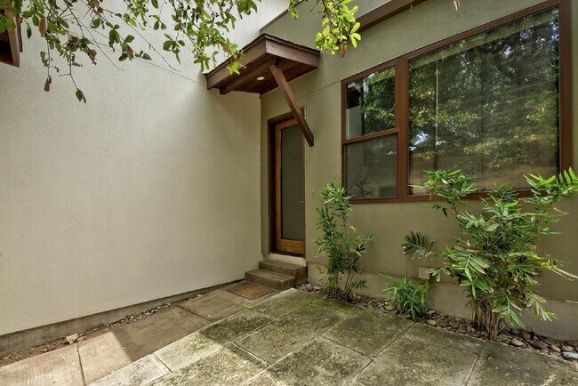 Foto del edificio - 2111 Melridge Pl