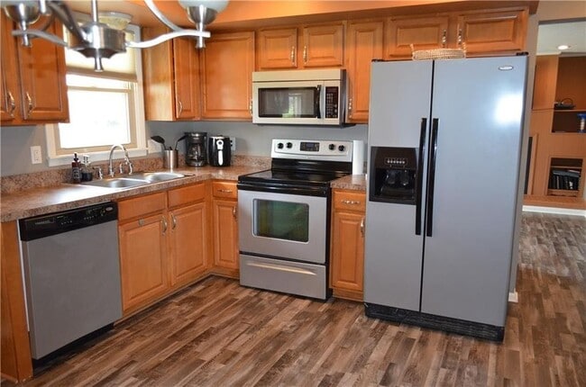 Kitchen - 5125 Magnolia Dr