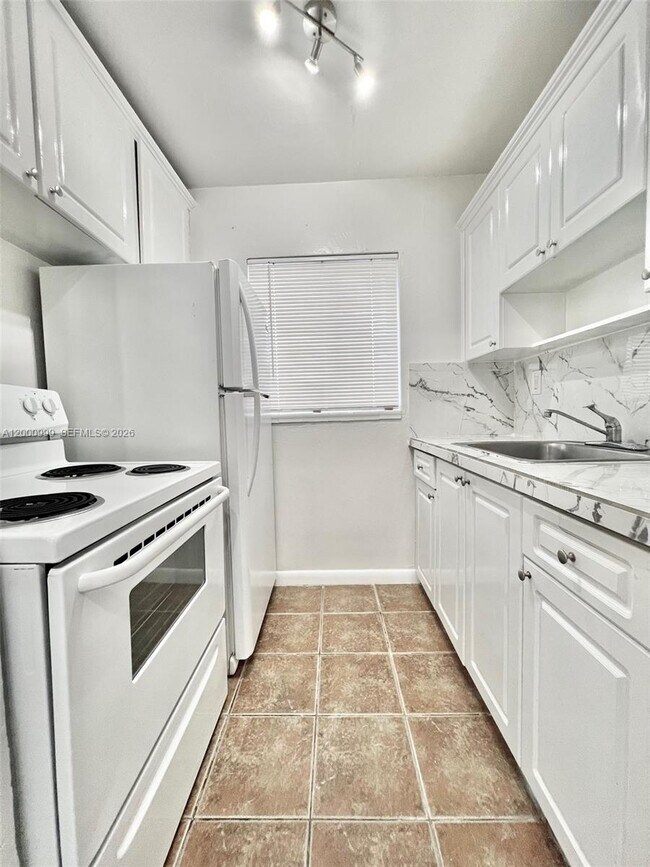 Foto del edificio - 10 NW 77th St