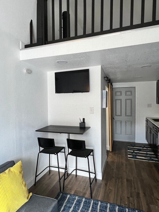 Breakfast table - 3027 W Cordelia St