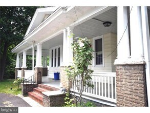 Building Photo - 511 Evesham Ave W