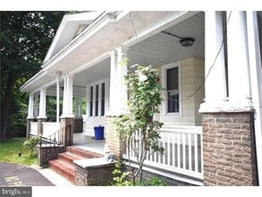Building Photo - 511 Evesham Ave W