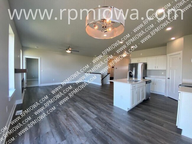 Building Photo - 740 SE Drumlin Dr