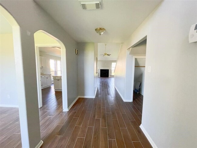 Building Photo - 6638 Chantalle Dr