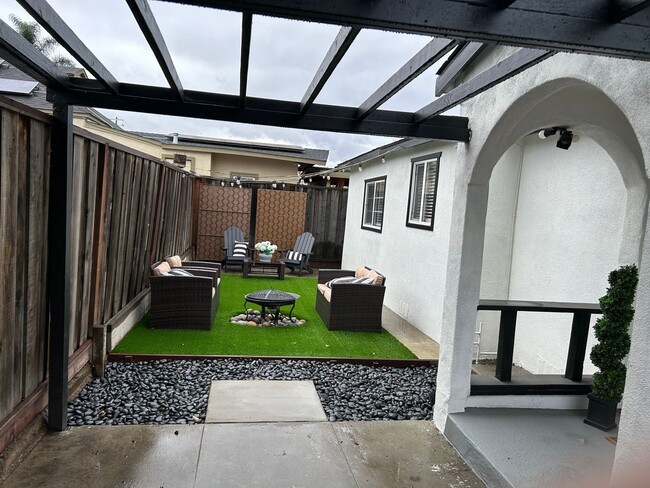 Building Photo - Stunning 4-bedroom, 2-bathroom home