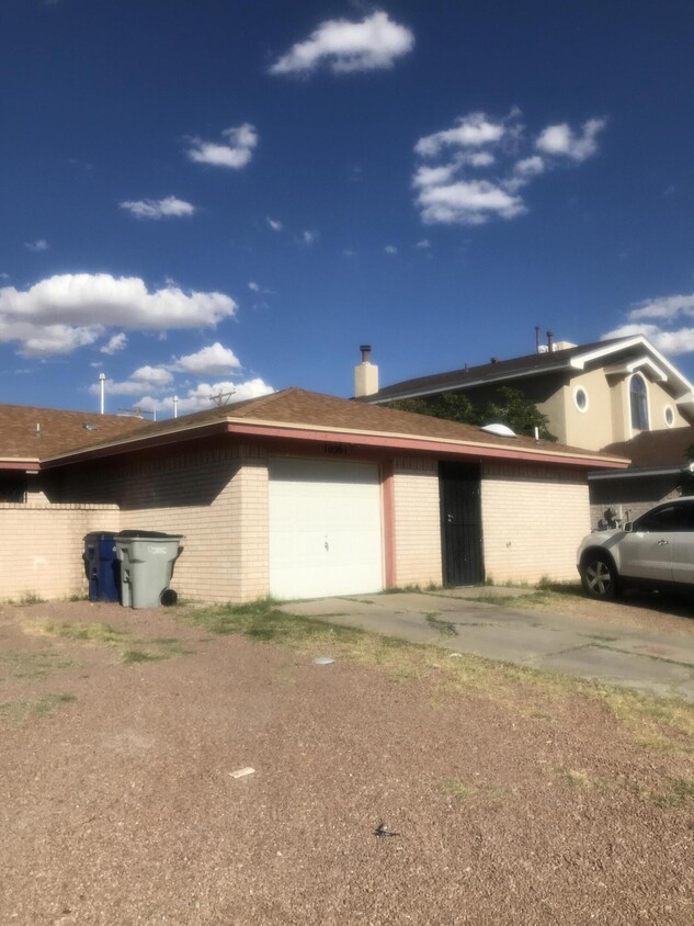 Primary Photo - 10561 Kinross Ave