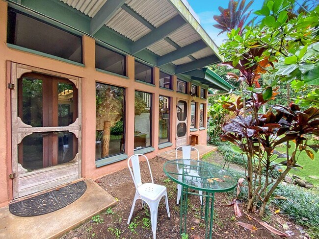 Foto del edificio - FOR RENT: Private 3 Bed, 2 Bath Custom Tur...