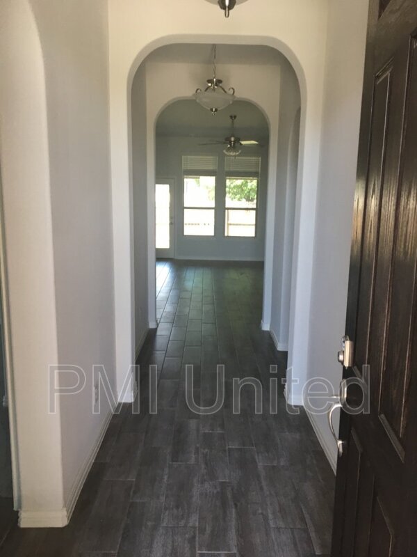 Building Photo - 3005 Cliffview Dr