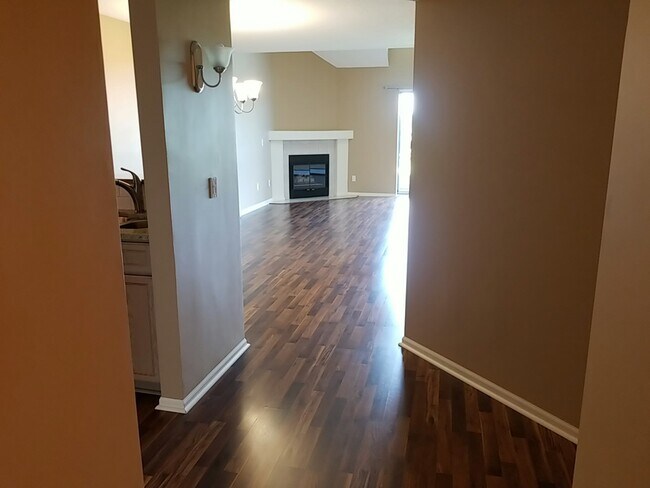 Piso de madera, chimenea, vista a los lagos Centennial - 7540 Edinborough Way
