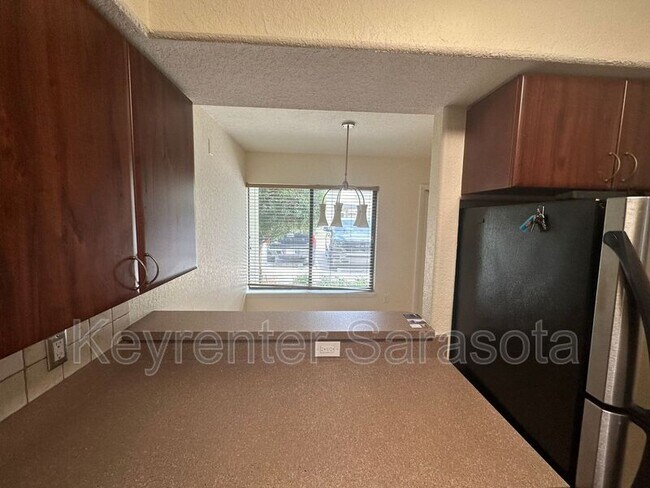 Foto del edificio - 4946 25th St W