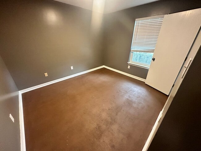 Building Photo - New 2 Bedroom House Now Available!!