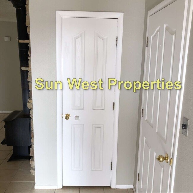 Foto del edificio - Viewings by appointments only (call 505-32...