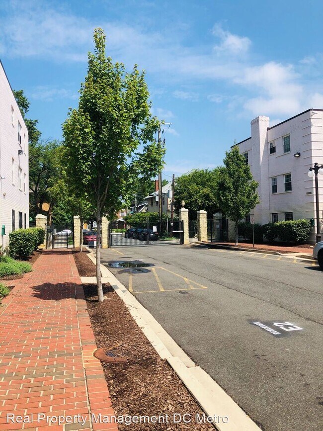 Building Photo - 2 br, 1 bath House - 3221 8th St, SE #1
