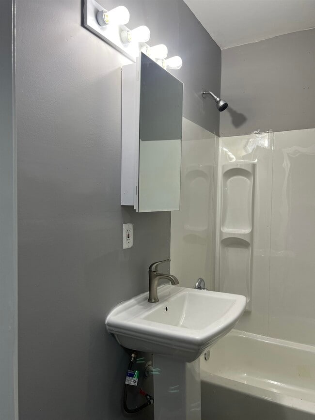 Building Photo - 2545 Spottswood Ave