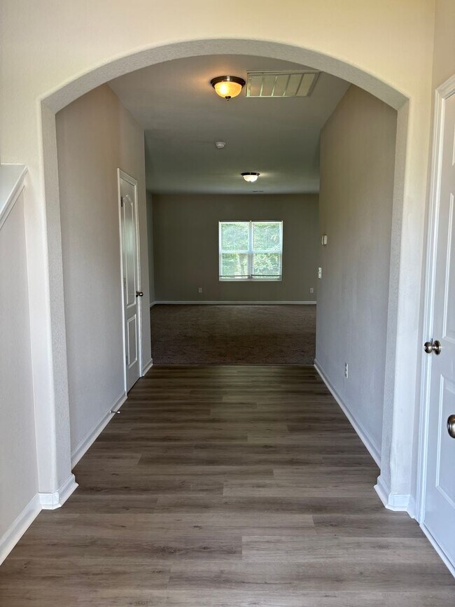 Foto del edificio - Newly Renovated Four Bedroom Home In North...