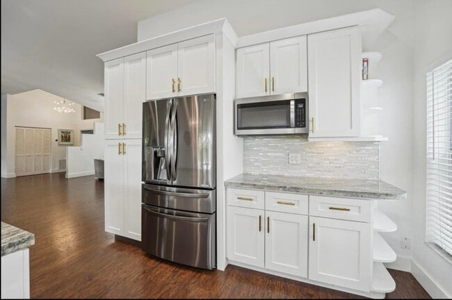 Foto del edificio - 3780 Cypress Lake Dr