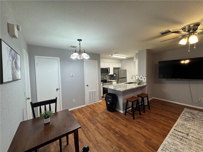 Foto del edificio - 1305 W Villa Maria Rd